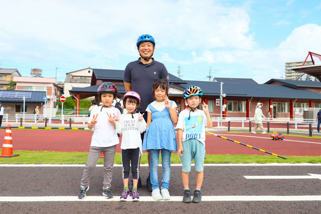 代表と生徒の集合写真